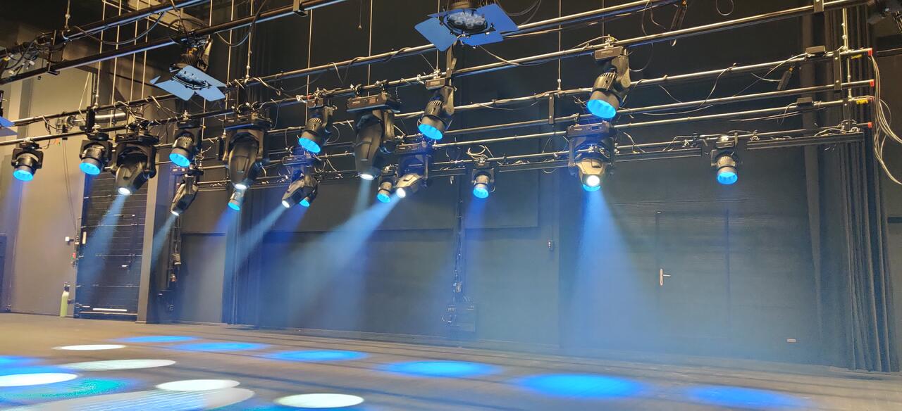 Vi representerer ledende produsenter av lys for scene, sal, studio, foto og arkitektur, samt styring av dette. Våre ansattes lange erfaring på fagområdene, samt vårt support- og serviceapparat, gir oss faglig tyngde som løser de fleste oppgaver.